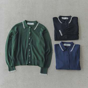 オーガニックコットンを使用したポロニットカーディガン。襟元と袖口に入ったラインがアクセントとなり、プレッピーな雰囲気を引き立てます。すっきりとしたショート丈のコンパクトなシルエットで、重ね着もしやすいデザイン。秋らしい深いグリーンのほか、ネイビーやブラックも展開しています。