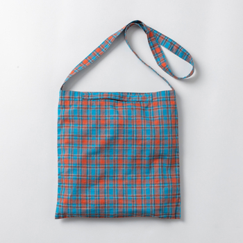 コーデを彩る2wayチェックトートバッグ ブルー×パーシモン／knrn.