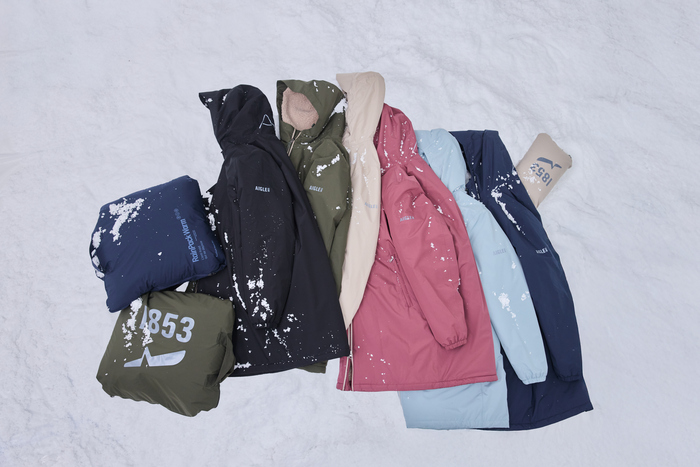 裏地ボアの「レインパックウォーム ボアロングジャケット(写真・左)」は、たたむとクッションのようになります。持ち運びしやすいハンドル付き。