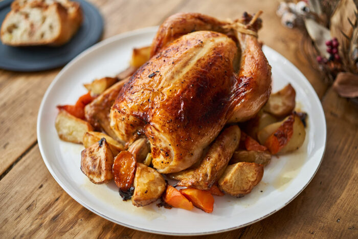 丸鶏が食卓にあるとごちそう感がアップしますよね。意外と簡単にできる丸鶏のローストチキンで、クリスマスを特別なものにしてください♪

