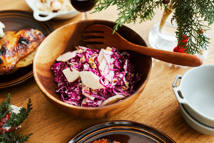 色鮮やかな紫キャベツと旬の洋梨を使ったサラダ。切って合えるだけなので手軽に作れます。さっぱりして食感も楽しめるので、メイン料理のお口直しにもいいですね◎。