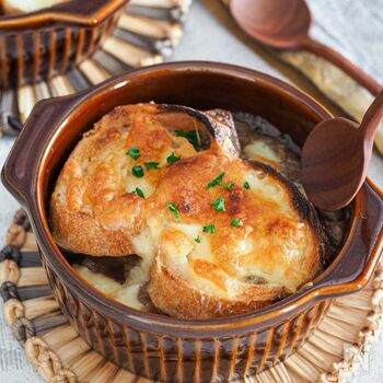 玉ねぎをしっかり炒めてつくる、味わい深いオニオングラタンスープ。しっかり飴色になるまで玉ねぎを炒めることで、旨みたっぷりのスープになります。