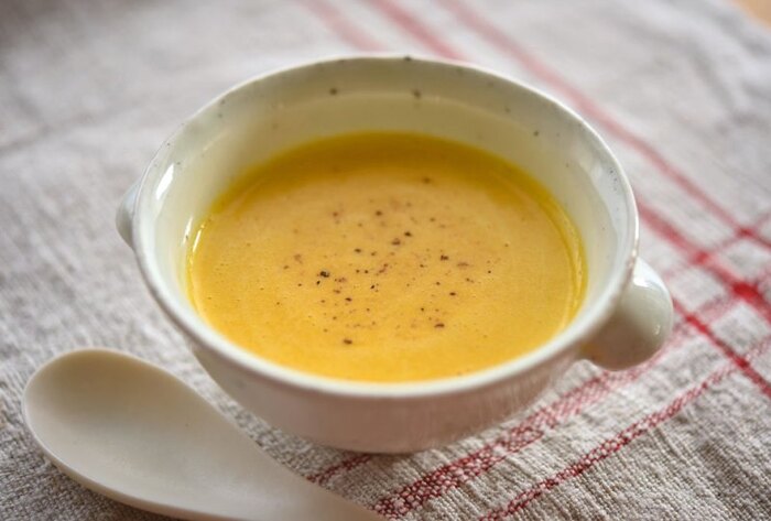 生クリームを使わない、あっさりめのポタージュ。あれこれたくさん食べたいクリスマスディナーだからこそ、口安めにやさしいスープをどうぞ。