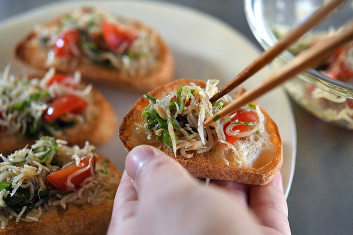 見た目も味もおしゃれな、大葉が香るブルスケッタ。トマトとシラスの組み合わせがよくあいます。手軽につくれるので、大人数が集まるパーティーにぴったり！