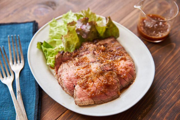 クリスマスのごちそうも、赤身肉を使えばヘルシーに食べられます。糖質控えめですがコクのある味わいなので、小さい子どもからお年寄りまで幅広い世代がいる家庭におすすめです。