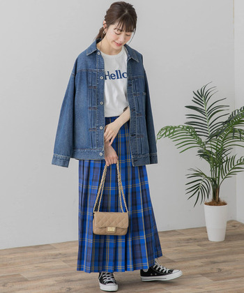 ブルーのチェック柄プリーツスカートに、トーン違いのブルーニットを合わせた同系色コーデ。透け感のあるニットなので、白インナーをレイヤードして、爽やかなブルーコーデにまとめています。シューズやバッグを黒で揃えることで、大人っぽさと季節感を両立するアクセントに。