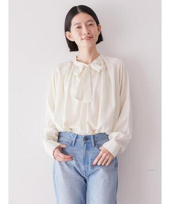 首元のギャザーが生み出すやわらかなドレープがフェミニン感を盛り上げます。ボウタイを前にしたり、バンドカラーを前にもできる2way仕様で、お得感たっぷり。細めのリボンだから、甘すぎるのが苦手な人でもトライしやすい1枚です。