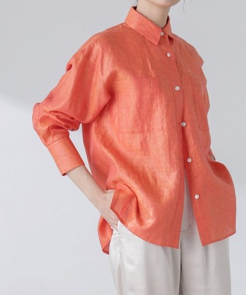 やや薄手のリネンを使用した透け感あるシアーシャツ。ウエストインしやすいサイドスリットや、袖まくりが決まる太巾の袖など、大人らしくスタイリッシュに着こなせるデザインが秀逸。リッチな光沢感とハリ感があり、オフィスシーンにも活躍しそう。同シリーズのスカートとセットアップでそろえるのもおすすめです。

