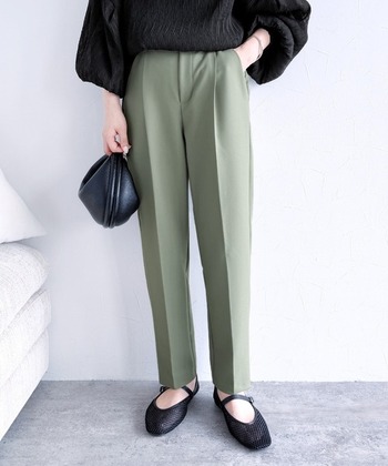 落ち感のある生地がボディラインを拾わず、美脚シルエットを約束してくれます。ウエストの後ろがゴム仕様なので動きやすく、腰まわりが気になる40代女性にはうれしい限り。

ウォッシャブル素材でお手入れが簡単なのでヘビロテしてしまいそう♪写真のグリーンの他、イエロー、ピンク、ブルーグレー、パープル、ローズ、オレンジとキレイ色がとても豊富。どれにしようか迷ってしまいそうなラインナップです。