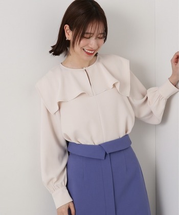 スクエアカラーが落ち着いた印象を与える1枚。透け感・光沢感ともになく、大人の雰囲気に無理なくなじみます。体の線を拾いにくいシルエットな点もポイントです。

