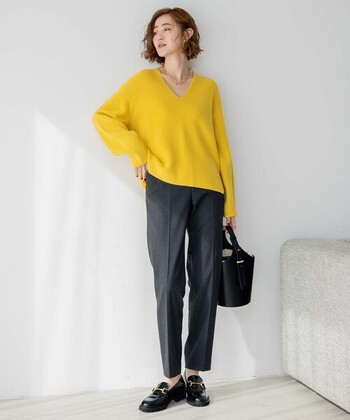 エクストラファインウールのみを使用した、上質で着心地の良い厚手ニットです。洗練されたシンプルなシルエットで、パンツでもスカートでも合わせやすいところが優秀。ネックラインは顔まわりがスッキリ見えるように設計され、1枚でもインを合わせて表情を変えることもできます。

派手に見えがちなイエローですが実は日本人とは相性の良い色。グレーやカーキ、ネイビー、白などの定番色との相性も抜群です。


