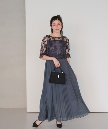 ワンピーススタイルには上品さがある清楚なヘアスタイルが似合います。派手さよりも落ち着きのあるヘアスタイルの方が全体的なバランスが良くなります。