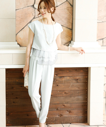 パンツスタイルにはゴージャスさよりも、おしゃれで大人かっこいい落ち着きのあるヘアスタイルが合います。ですがファッションがシンプルで、なおかつ控えめなアクセサリーなのであれば髪型を落ち着かせてしまうと地味になってしまうので、少し派手かな?と思うぐらい思い切った華やかなヘアスタイルの方がバランスよく決まります。