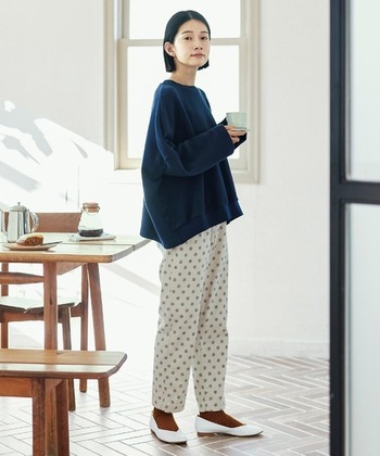 ナチュラルな植物柄のテーパードパンツ。モチーフが小さいので意外と合わせやすく、コーデにさりげなく遊び心を取り入れられます。秋冬は、パンプスにカラーソックスまたはカラータイツで暖かさとおしゃれさをプラス。