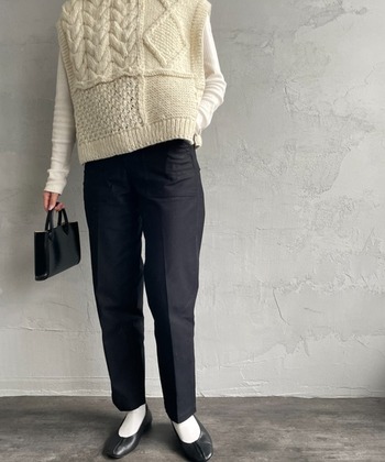 センタープレス入りのきれいめテーパードパンツ。ざっくりとした模様編みのニットベストがほっこりムード満点です。足元は黒のバレエシューズですが、白ソックスで抜け感を演出して。