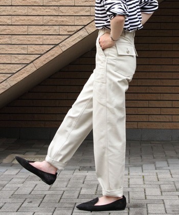 脚がすっきり見える！【テーパードパンツ】のおしゃれコーデ