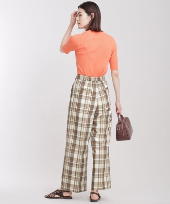旬であるワイドなチェックパンツ。
ブラウンやベージュなどの茶系は、同系色の革靴やバッグと合わせて、よりクラシカルな雰囲気に。