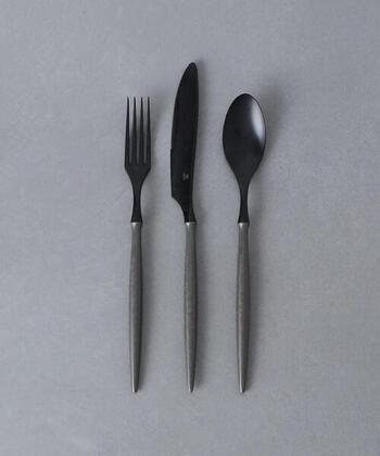 「ARAS」は、1000回落としても割れない新素材を開発し、食器やマグカップなどを生産しているブランドです。今回ご紹介するカトラリーセットも、樹脂とガラスを組み合わせた新素材からできています。落として割れないだけでなく、食洗機や漂白剤の使用もOKで、お手入れが簡単なところも喜ばれるポイントです。

フォークの付け根に汚れがたまりにくくなっていたり、すくいやすいようにスプーンの口先を限りなく薄くしたり、使いやすさにこだわった設計になっています。ナイフはノコギリの歯を参考にしているため、切れ味が違います。

持ち手の色のバリエーションも多く、グリーングレーやピンクグレーなど、今までのカトラリーにはない色合いも素敵です。