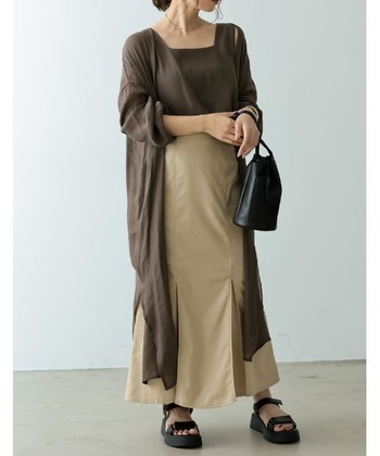 袖にボリュームを持たせた、トレンドライクなガウンカーディガンです。ほんのり冷感があり、春夏に大活躍してくれる一枚。キャミソールやタンクトップなどをおうちで着る際の、露出を抑えるアイテムとしてもおすすめです。