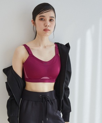 おうちトレーニングやヨガなどをする方には、おしゃれなトレーニングウェアをルームウェアにするのもおすすめです。伸縮性や快適性に富んだ素材を採用し、動きやすさを重視したブラトップ。カーディガンやパーカーを羽織って、リラックスタイムに活用してみてください。