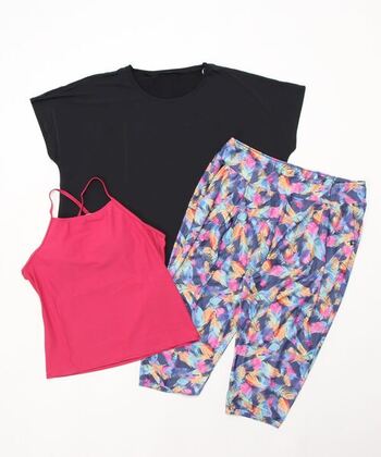 Tシャツ・キャミ・ルーズボトムの3点セットのヨガウェアです。Tシャツはシンプルなので着回し力も抜群。スウェットやショートパンツを合わせてもラフに過ごせそう。全て伸縮性があり吸水速乾機能も備わっており、機能性も抜群です。
