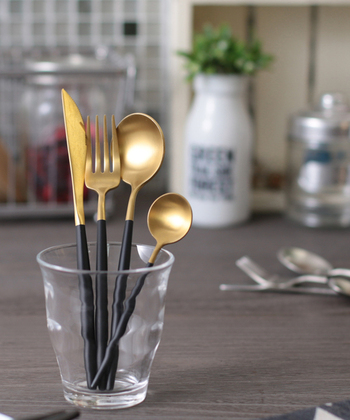 ロンドンでスタートした雑貨ブランド「Jubilee London(ジュビリーロンドン)」のカトラリーセットは、アンティーク風なマットな素材感と丸みがあり華奢なフォルムが特徴です。

華やかな印象のため、パーティなどのテーブルにもぴったり。素材は最高級ステンレス18-10 を使用。一部の高級ブランドでしか使われない素材で、錆びることが少なく、傷もつきにくいため日常づかいにも向いています。

色は、ブラック×ゴールド、ブラック×シルバー、シルバー系の3色があります。