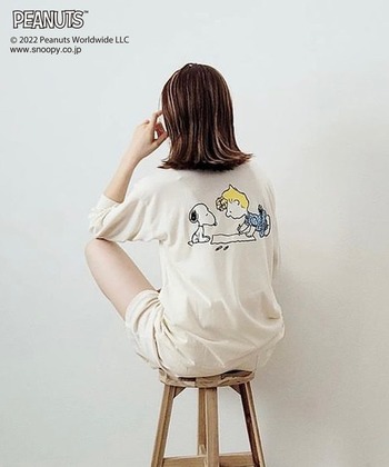 スヌーピーのスウェット長袖Tシャツとハーフパンツのセットアップです。キュートなイラストと絶妙なカラーリングは、着るだけで気分が上がるアイテム。男女兼用なので、お揃いで着るのもおすすめです。