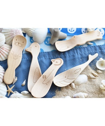 子どもたちが大好きな水辺の動物たちが木製のおやつ用カトラリーに変身。透明感ある色合いと滑らかな肌触りが特徴のメープル材を使用し、一つひとつ手作業で研磨仕上げがされています。同じデザインの商品でも商品によって形や色目が異なり、天然素材ならではの温もりを感じさせてくれます。