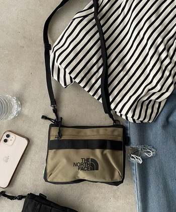 ロゴデザインが目をひくサコッシュ。メインとフロントの2ヶ所がジップポケットになっていて、仕分けることが可能。お財布・スマホ・イヤホン・ハンカチなど、最低限の荷物をしっかり収納できます。