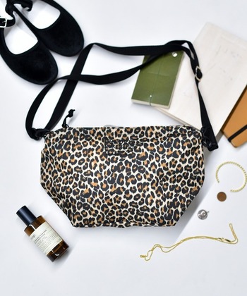 「FREDRIK PACKERS（フレドリックパッカーズ）」は、自転車向けのバッグに特化したブランド。

最低限の荷物を入れてお出かけするのにちょうどいい、丸みを帯びた台形型サコッシュです。コンパクトながらも内部にポケットが充実しているので、荷物が整理しやすい。プロ用のメッセンジャーバッグにも使われている1000デニールのナイロンを採用しておりタフに使えます。