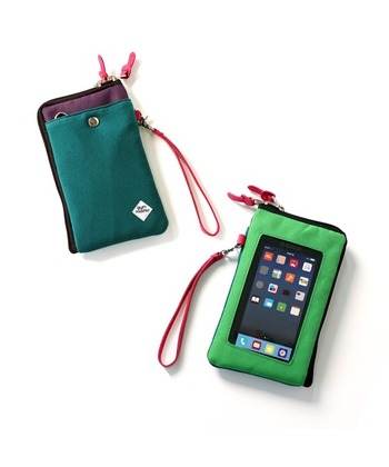 ショルダーとしてだけではなく、ストラップ式にもなる「gym master（ジムマスター）」の2wayポーチ。カジュアルに使えるスウェット生地で、アウトドアやレジャーにぴったり。片面が透明窓になっていて入れたまま操作が可能です。