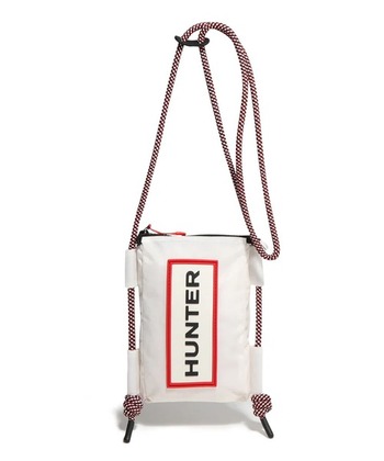 レインブーツブランドとして人気がある「HUNTER（ハンター）」。バッグやアウターウエアなども幅広く展開しているこのブランドの強みは、耐久性・耐水性に優れていること。このポーチは水に強いナイロン製で、雨の日にもスマホをしっかり守ってくれます。