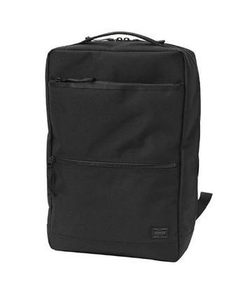 軽さと耐久性を兼ね備えたPORTER（ポーター）のリュック。15インチのPCやB4サイズの書類も入る大きさで、ボトルホルダーやペンホルダーなどポケットも充実。背面にストラップがあるため、キャリーオンできて出張などに便利です。
