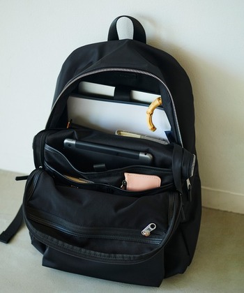 シンプルながらも、本当に必要な機能性を充実させた作りです。背面には14インチのノートPCを収納可能。多彩なポケットのおかげで、細々とした荷物もすっきり整理できます。