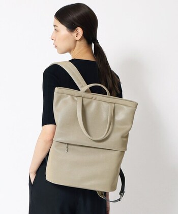 HIROKO HAYASHI（ヒロコハヤシ）の、MAMELI（マメリ）は、直線的なシルエットがモードな雰囲気漂うリュック。メッシュ生地に艶出し加工を施した高級感のある雰囲気です。