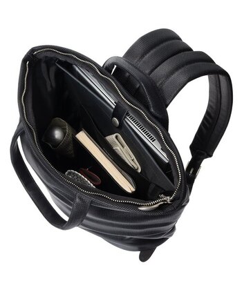 背中側にスナップボタン付きの仕切りには、ノートPCやタブレット端末を収納。大きめのハンドルが付いたトートバック風のデザインで、シーンに合わせて手持ちや肩掛けもできます。