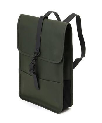 デンマーク生まれのRAINS（レインズ）のリュックは、レインコートの防水技術を活かした作りが特徴。薄型フォルムでPCや書類をスマートに収納でき、内側の仕切りやポケットなど機能面も充実。天候を気にせず使えるので、自転車通勤の方にもおすすめです。