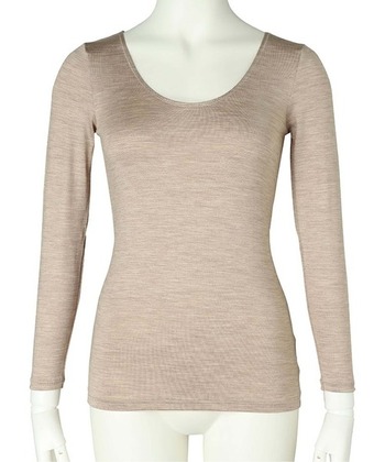 シルク95%混のしっとり滑らかな風合いで体を包み込む一枚。吸放湿性に優れ、静電気も起きにくいのが特徴で、フィット感があるのでトップスにひびきません。