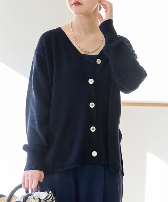 品よく羽織りやすい「ネイビーカーディガン」のおしゃれコーデ | キナリノ