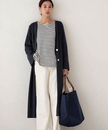 品よく羽織りやすい「ネイビーカーディガン」のおしゃれコーデ