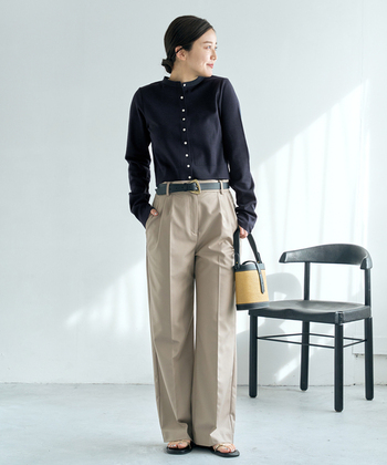 品よく羽織りやすい「ネイビーカーディガン」のおしゃれコーデ