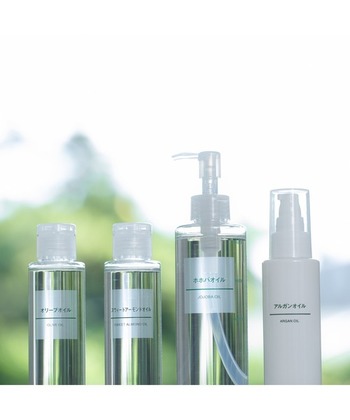 ホホバ種子から搾ったオイルを化粧品用に精製し、無香料・無着色で仕上げています。サラッと馴染みがよく、顔や体だけでなく髪にも使えます。大容量なのにリーズナブルで惜しみなく使えるのが魅力。