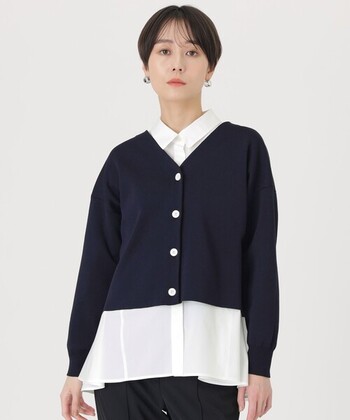 品よく羽織りやすい「ネイビーカーディガン」のおしゃれコーデ
