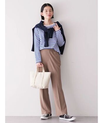 カーディガンとボーダーTシャツをブルー系でまとめたシンプルコーデ。寒暖差が大きい季節の変わり目は、カーディガンが1枚あると重宝します。気温が暖かい日中は肩掛けすると◎