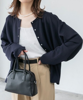 品よく羽織りやすい「ネイビーカーディガン」のおしゃれコーデ