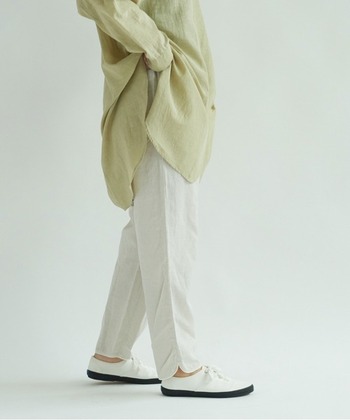 ゆるやかなテーパードシルエットに、裾のラウンドカットがアクセントになった「yuni」定番のペチパンツ。こちらの秋冬モデルは、防縮ウールを綿で包み込んだ2重構造のルナファという糸を使用。保温性と保湿性を持ちつつ、毛羽立ちが少ないのが特徴です。