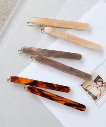 ジメジメを感じさせず、軽やかに見せてくれるクリア素材のバレッタ。さりげなくアクセントに取り入れれば、簡単におしゃれ上級者の雰囲気になれます。