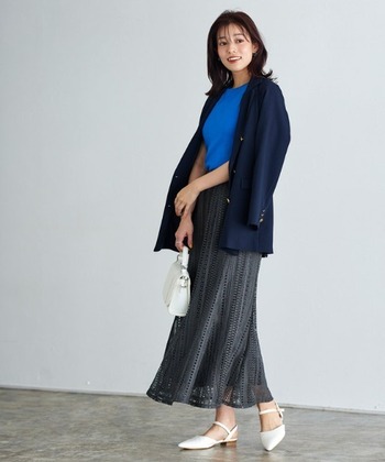 ストライプ状のレース模様が縦のラインを印象付けるレーススカート。細身のマーメイドシルエットで、トップスインすると腰高な印象になります。スイッチシーズンはジャケットを重ねるとノーブルな表情に。