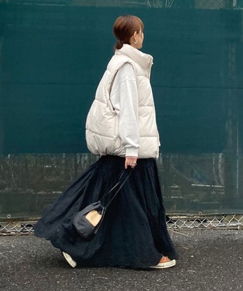 ビッグサイズのスウェットやアウターに、マキシ丈のレーススカートを合わせて。動く度に揺れる裾レースが、シルエットのボリュームを軽減。モノトーンコーデにスニーカーのカラーを効かせたところもさりげない演出。