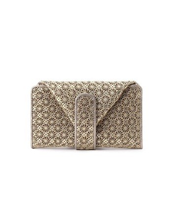 一瞬にしてインパクトを与えるジラソールシリーズの財布。金網のように連なる模様が唯一無二の個性を表しています。箔押しした牛革に型押しと型抜きを同時に施しているという、繊細な技術によって仕上げられた作品です。
